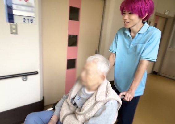 車椅子の移動を手伝う廊下