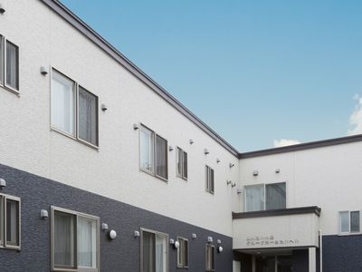 清潔感ある建物のエントランス