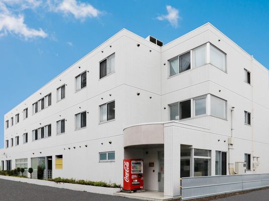 白い建物の外観