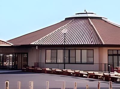 広い屋根の建物