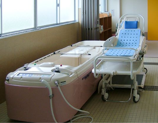 自然光と設備の浴室  