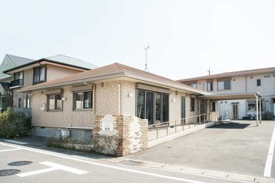 広々とした建物の外観