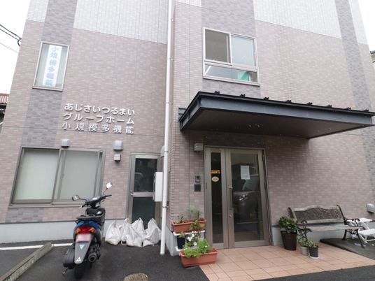 入口が見える施設外観