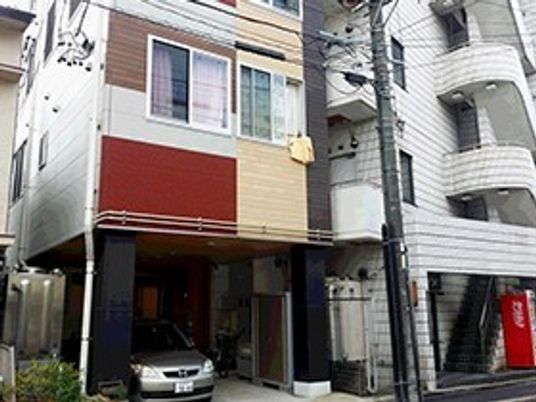 多色の建物のエントランス