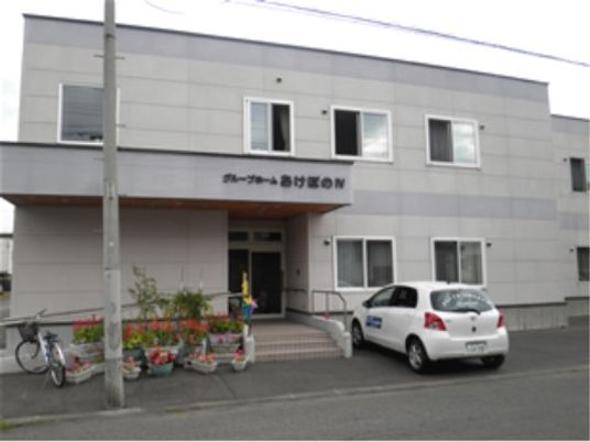 明るい外観の建物正面