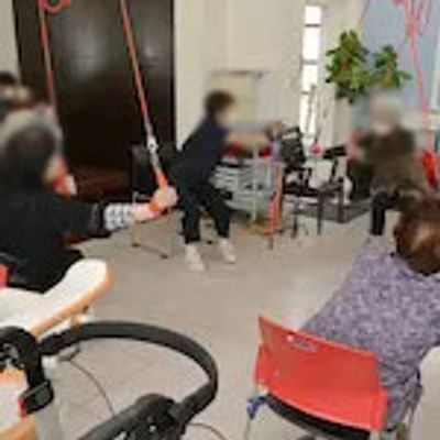 体操する人々の室内