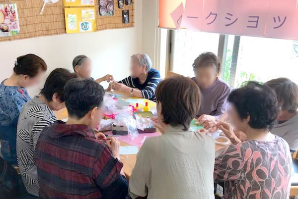 手工芸を楽しむ人々