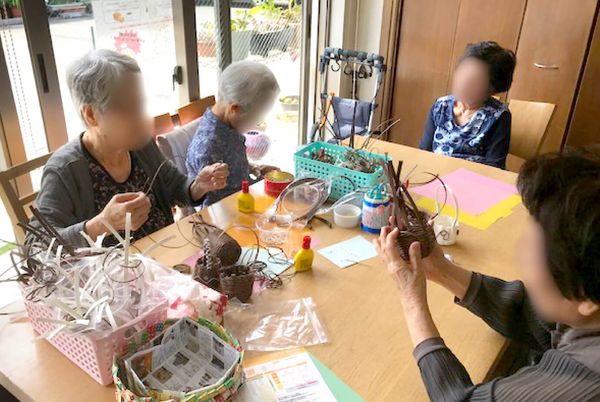 手工芸を楽しむ居室