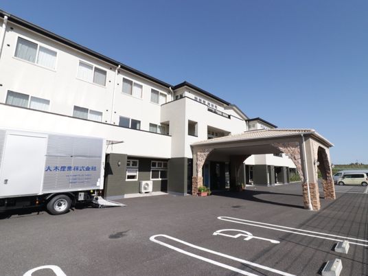  清潔感のある建物のエントランス  