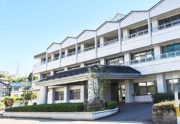 白い外観の建物