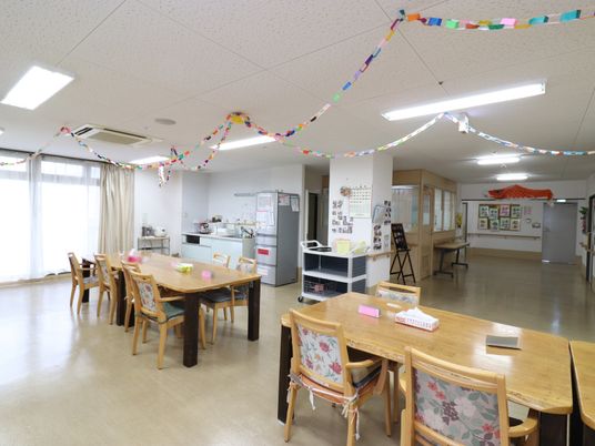 飾り付けられた広々とした食堂