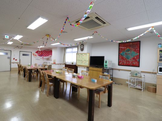 飾り付けされた広い食堂
