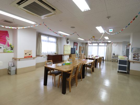装飾された明るい食堂