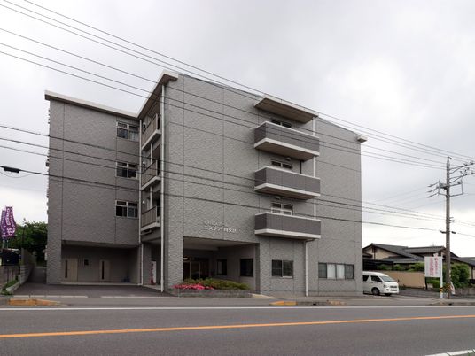グレーの建物外観