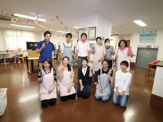 笑顔のスタッフ集合写真