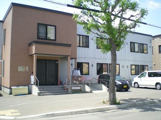 茶色の建物の外観