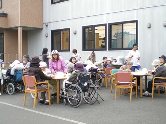 屋外で活動する人々