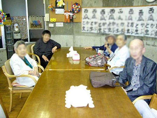 広い共用テーブルの部屋