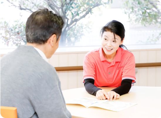 笑顔で話す職員と入居者の様子