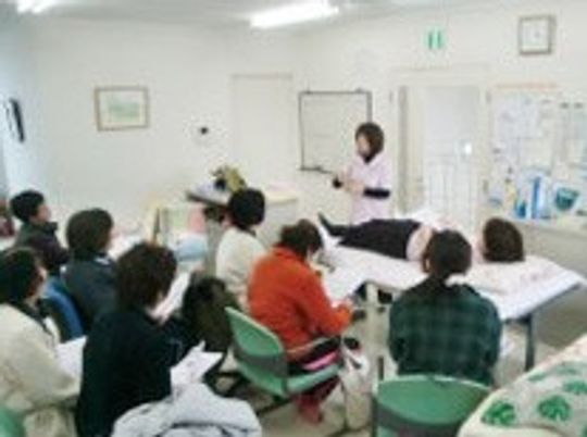 スタッフ研修中の室内