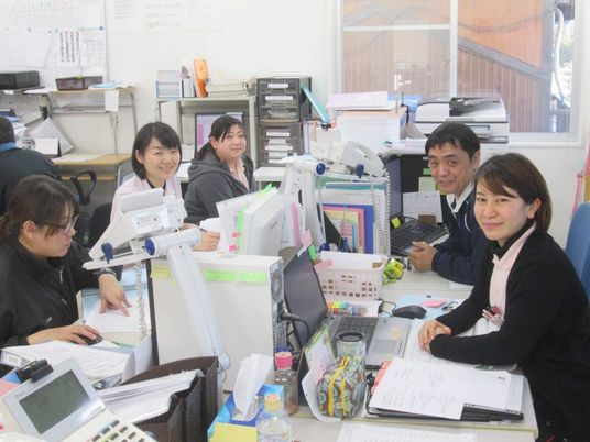 笑顔のスタッフたち作業中の室内