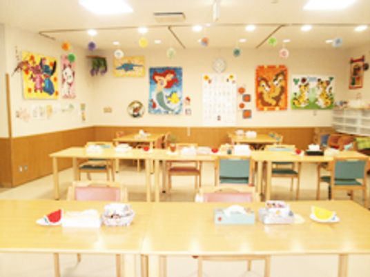 色とりどりの装飾がされた部屋