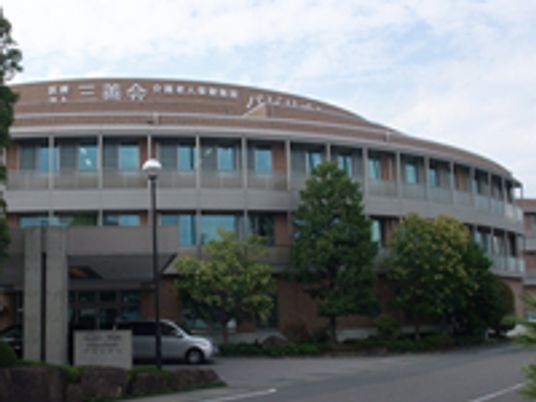 緑に囲まれた建物外観  