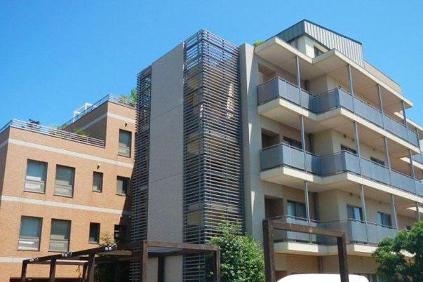 モダンな建物の外観  