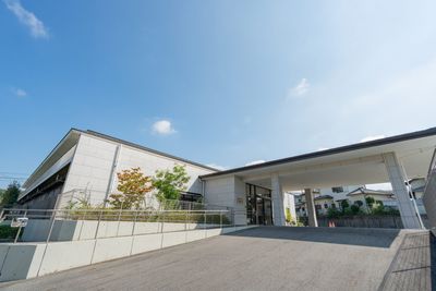 明るい建物の外観