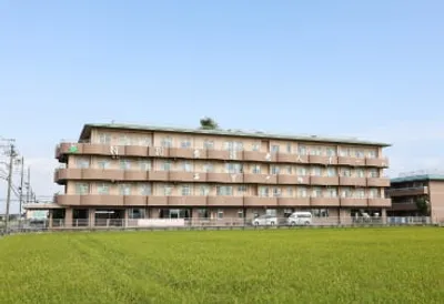 田園に囲まれた建物外観