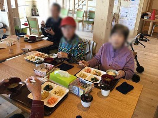 昼食を楽しむ様子の食堂