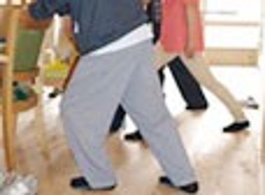 運動する人々の様子