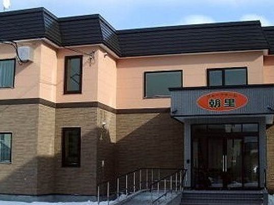 温かみのある建物エントランス