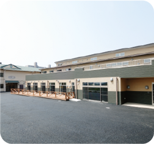 広い中庭の外観