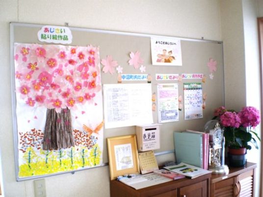 掲示物と花装飾の壁面