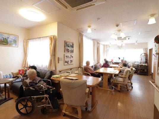 居室で寛ぐ人々