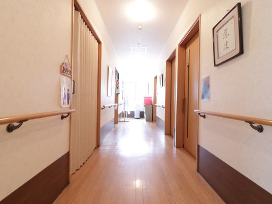 廊下の手すり付き通路