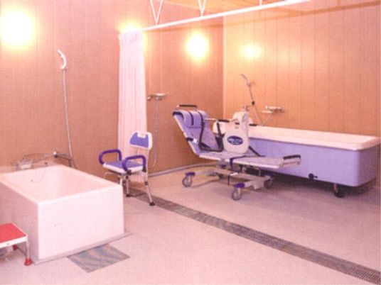 介護用浴槽と機器