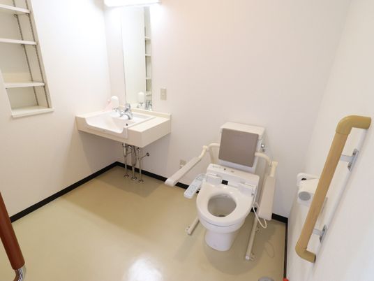 バリアフリー設計のトイレ