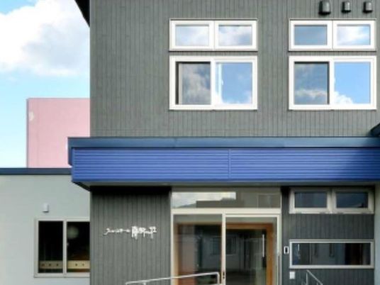 シンプルな外観の建物