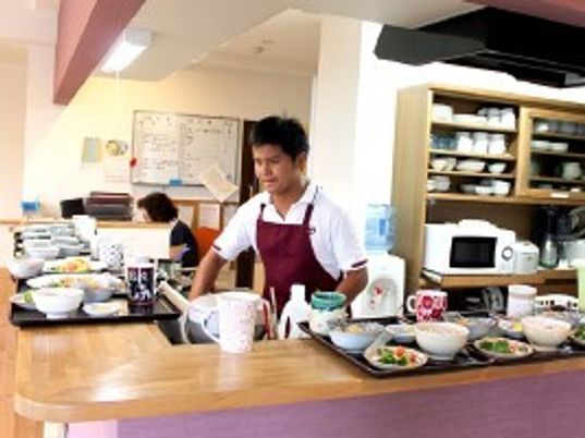 スタッフが立つダイニング