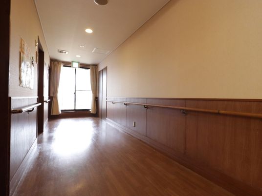 木目調の落ち着いた廊下
