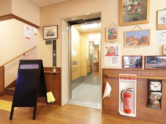 エレベーター前の通路