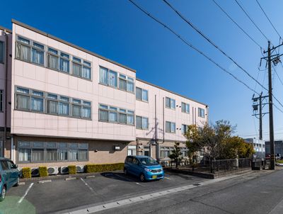 ピンク色の平屋建て建物
