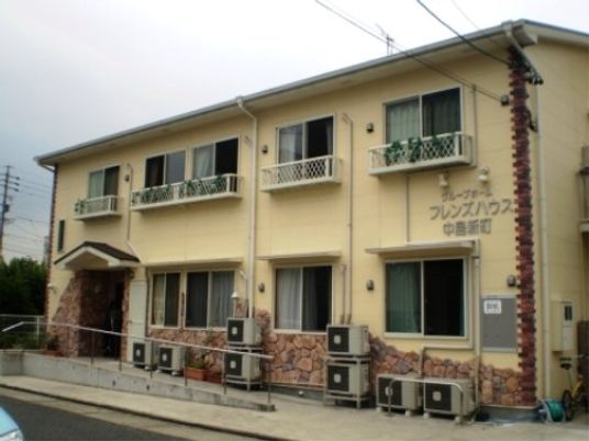 黄色い建物の外観