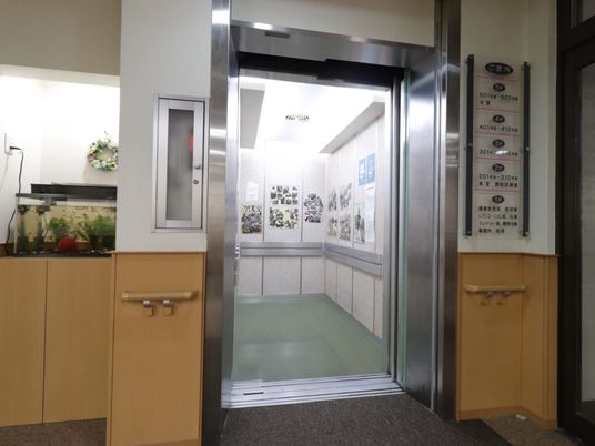 エレベーターのある廊下 