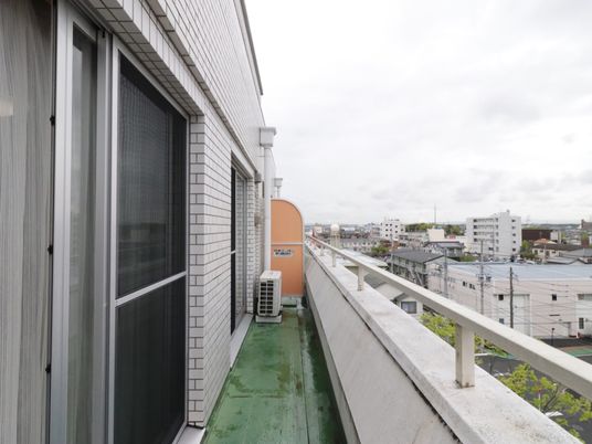  施設のバルコニー一部  