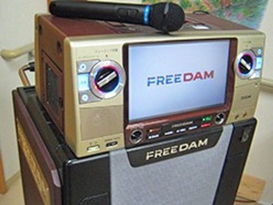 カラオケ機器がある部屋