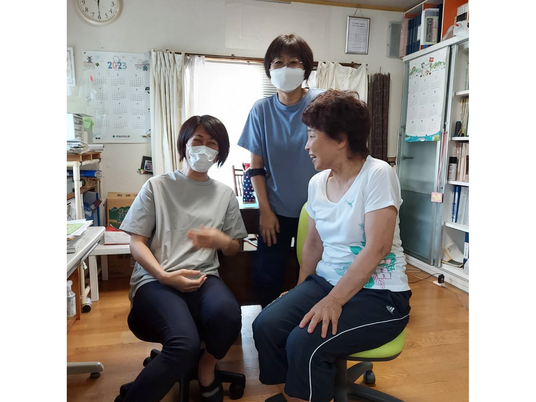 利用者とスタッフの和やかな様子