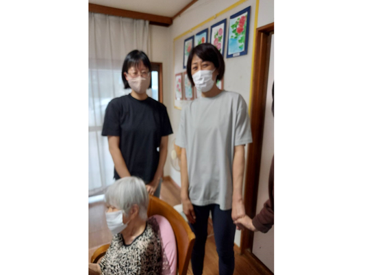 笑顔のスタッフと入居者
